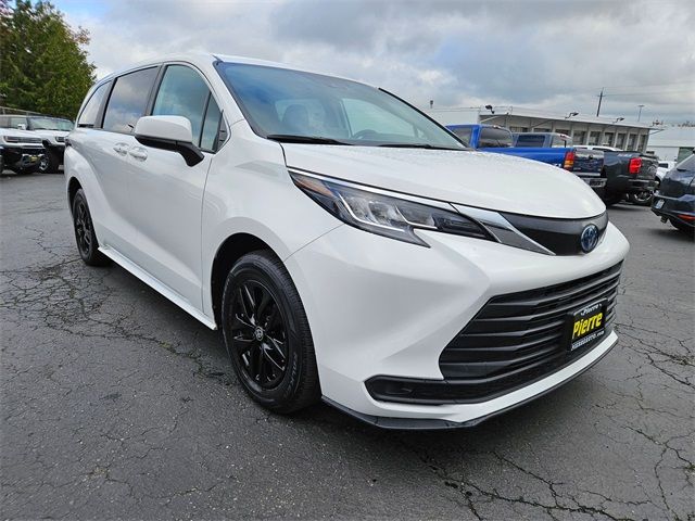 2023 Toyota Sienna LE