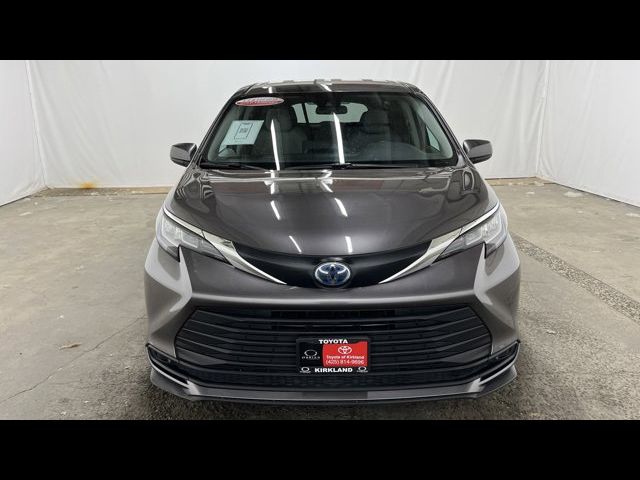 2023 Toyota Sienna LE