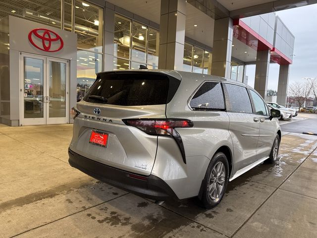 2023 Toyota Sienna LE