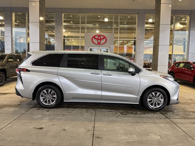 2023 Toyota Sienna LE