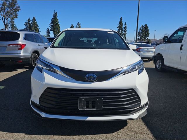 2023 Toyota Sienna LE