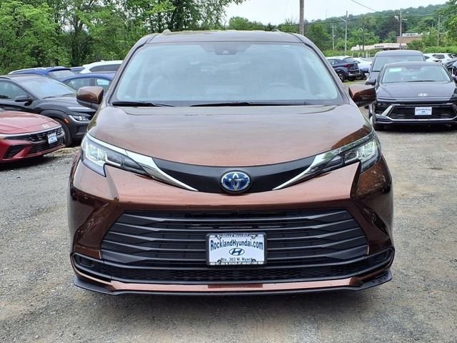 2023 Toyota Sienna LE