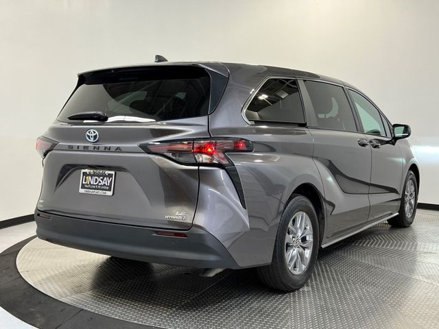 2023 Toyota Sienna LE