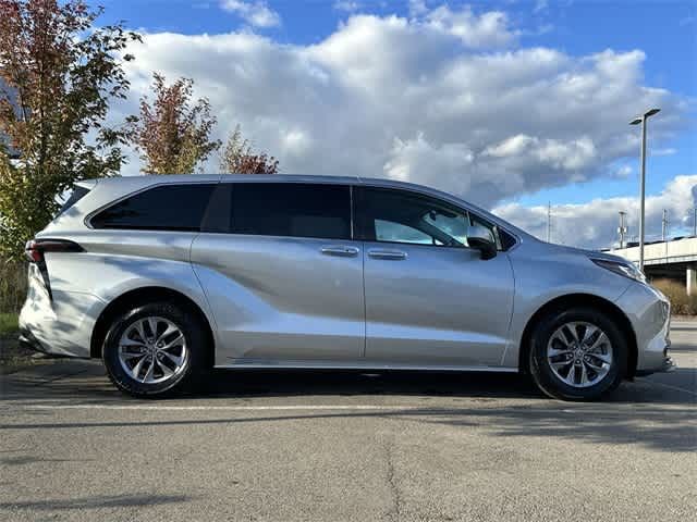 2023 Toyota Sienna LE