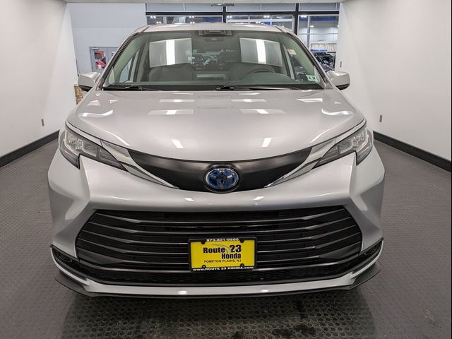 2023 Toyota Sienna LE