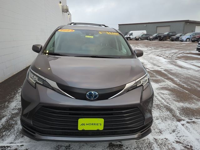 2023 Toyota Sienna LE