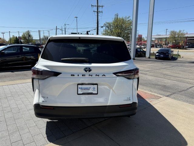 2023 Toyota Sienna LE