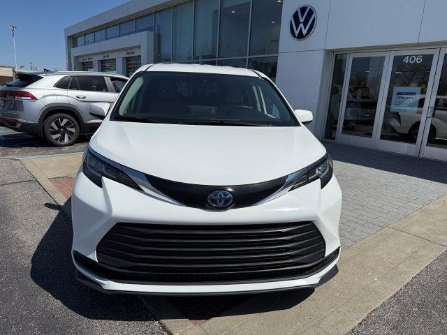2023 Toyota Sienna LE