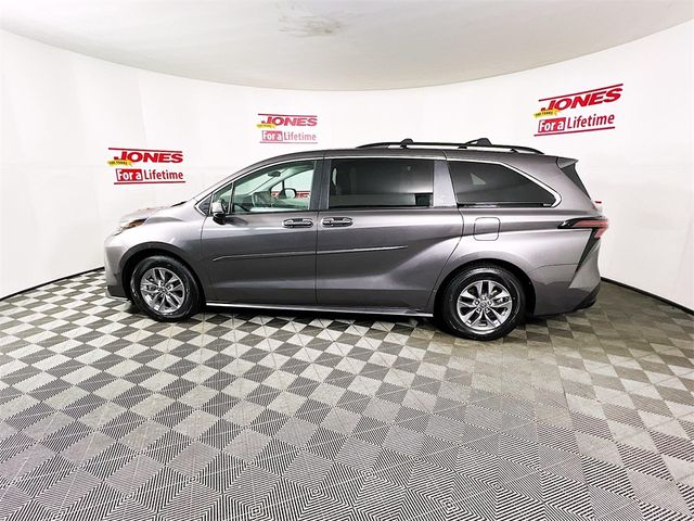2023 Toyota Sienna LE