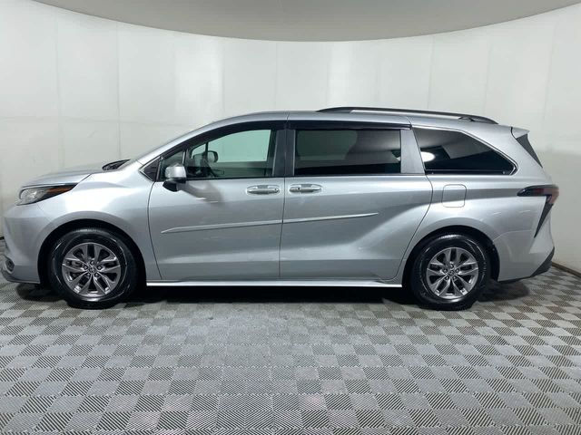 2023 Toyota Sienna LE