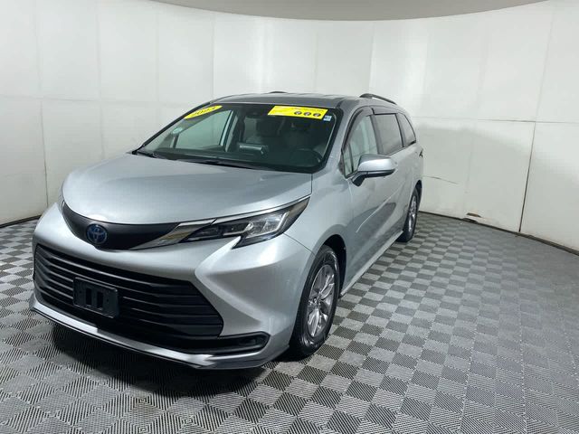 2023 Toyota Sienna LE