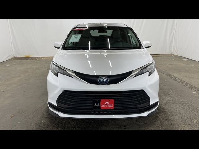 2023 Toyota Sienna LE