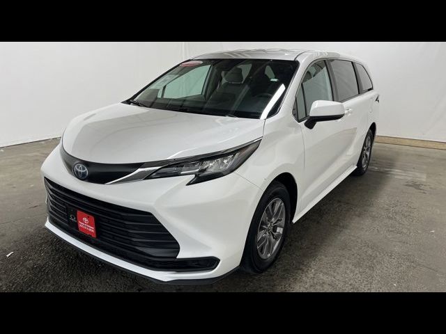 2023 Toyota Sienna LE