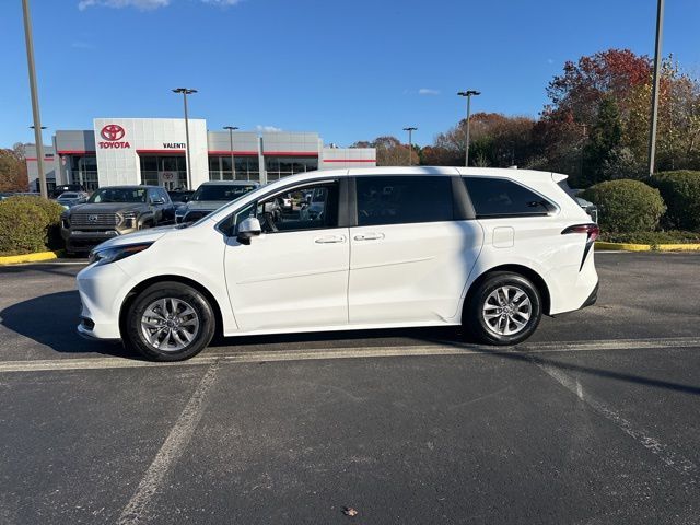 2023 Toyota Sienna LE