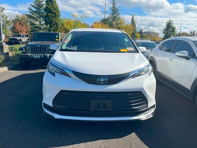 2023 Toyota Sienna LE