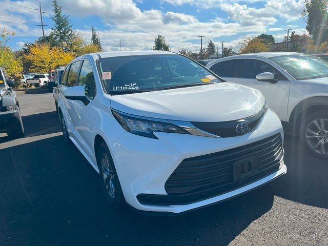 2023 Toyota Sienna LE