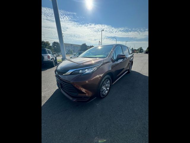 2023 Toyota Sienna LE