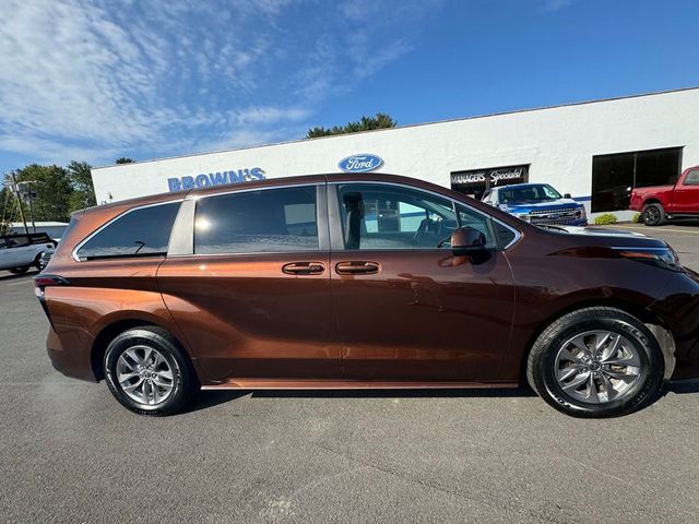 2023 Toyota Sienna LE