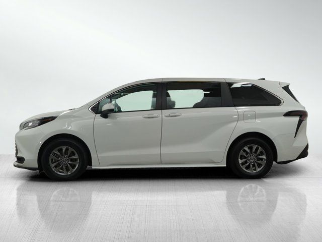 2023 Toyota Sienna LE