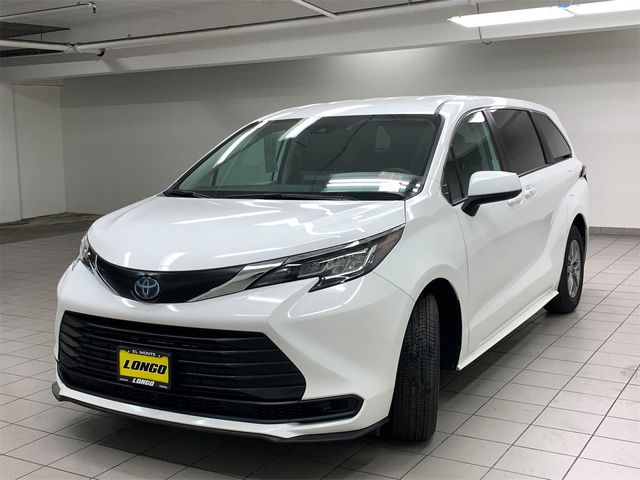 2023 Toyota Sienna LE