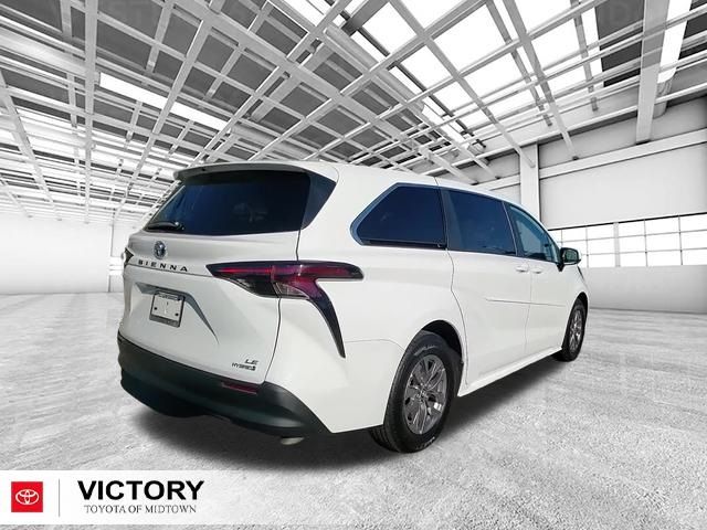 2023 Toyota Sienna LE