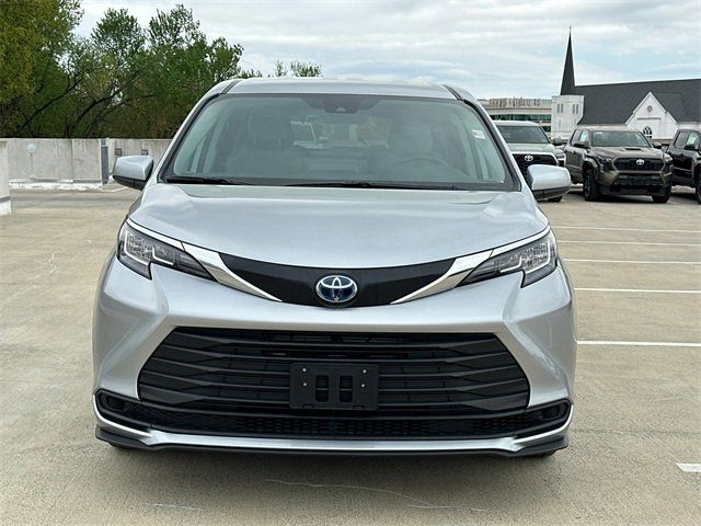 2023 Toyota Sienna LE