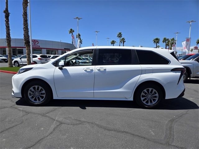 2023 Toyota Sienna LE