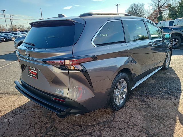 2023 Toyota Sienna LE