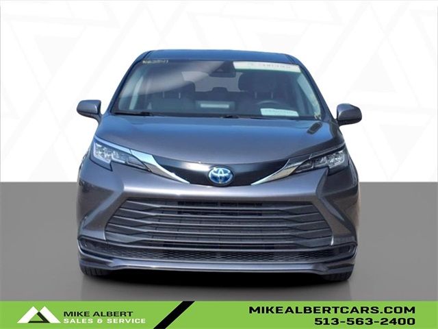 2023 Toyota Sienna LE