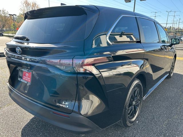 2023 Toyota Sienna LE