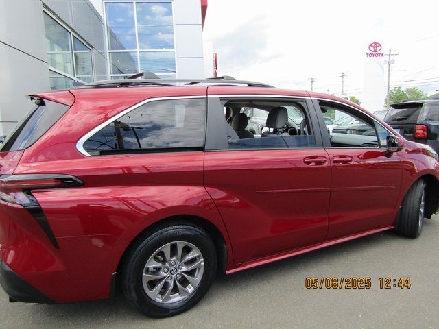 2023 Toyota Sienna LE