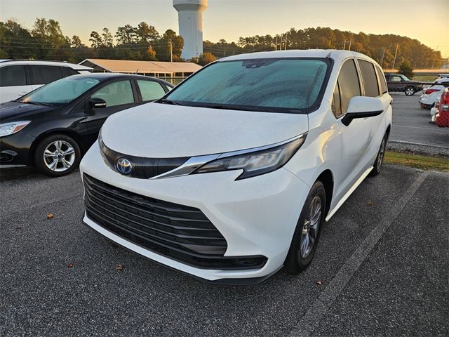 2023 Toyota Sienna LE