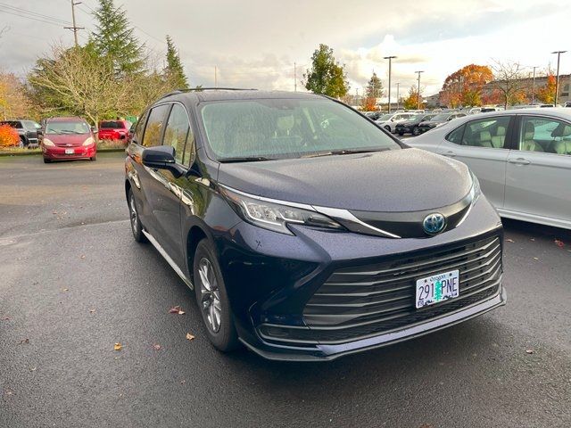 2023 Toyota Sienna LE