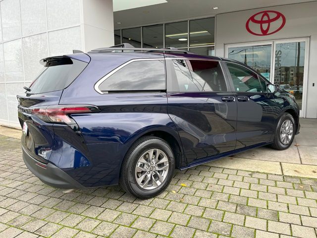 2023 Toyota Sienna LE