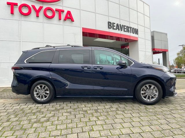 2023 Toyota Sienna LE