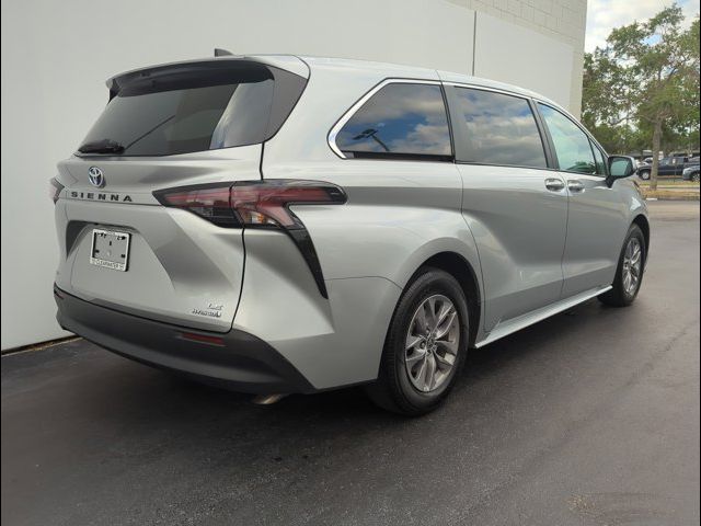 2023 Toyota Sienna LE