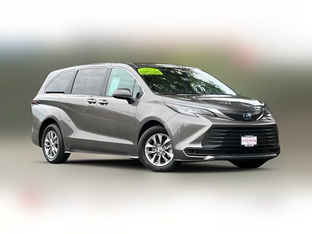 2023 Toyota Sienna LE