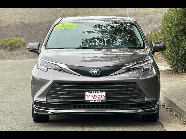 2023 Toyota Sienna LE