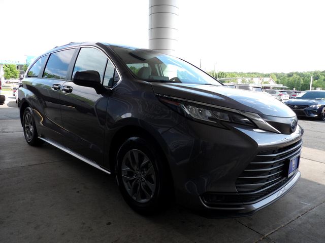 2023 Toyota Sienna LE