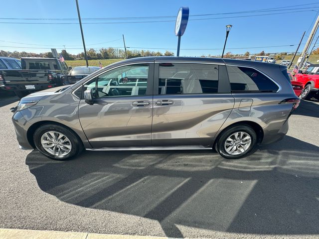 2023 Toyota Sienna LE