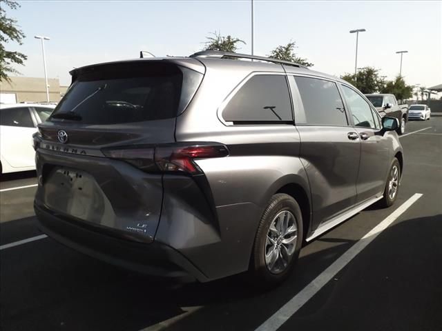 2023 Toyota Sienna LE