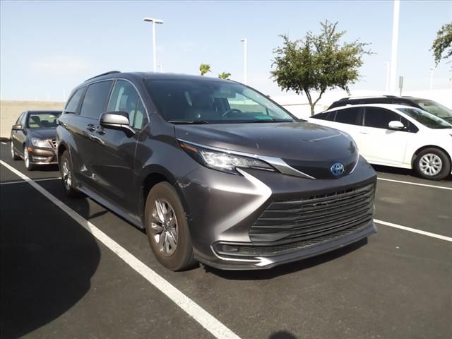 2023 Toyota Sienna LE