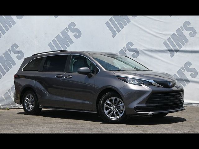 2023 Toyota Sienna LE