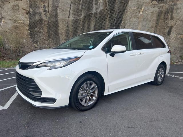 2023 Toyota Sienna LE