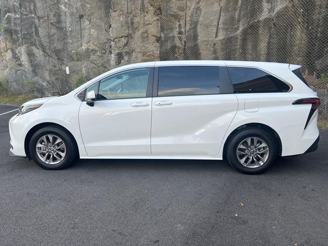 2023 Toyota Sienna LE