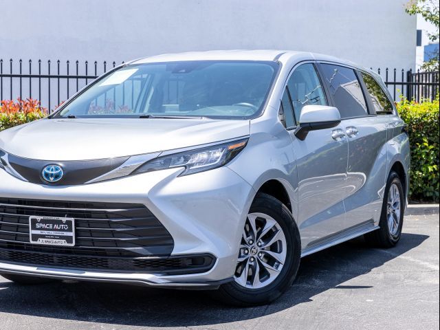 2023 Toyota Sienna LE