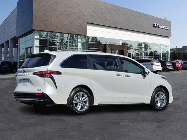 2023 Toyota Sienna Limited