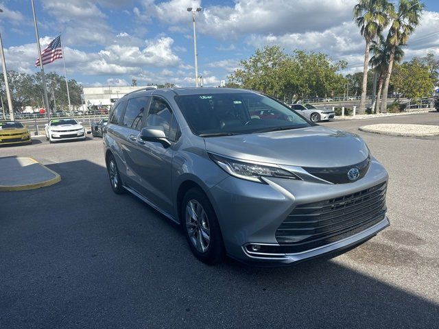 2023 Toyota Sienna Limited