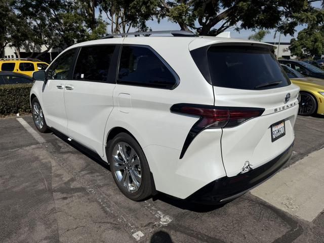 2023 Toyota Sienna Platinum