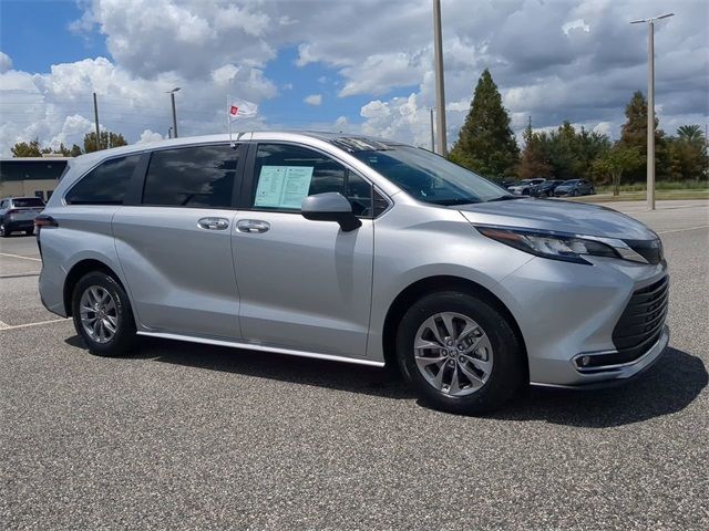 2023 Toyota Sienna XLE